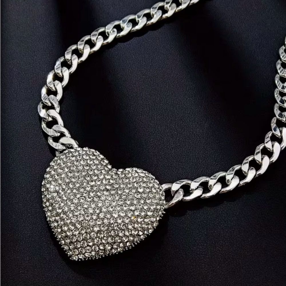 🩶 NEW Sparkling Silver Heart Necklace With stunning Crystal Embellishments 🩶